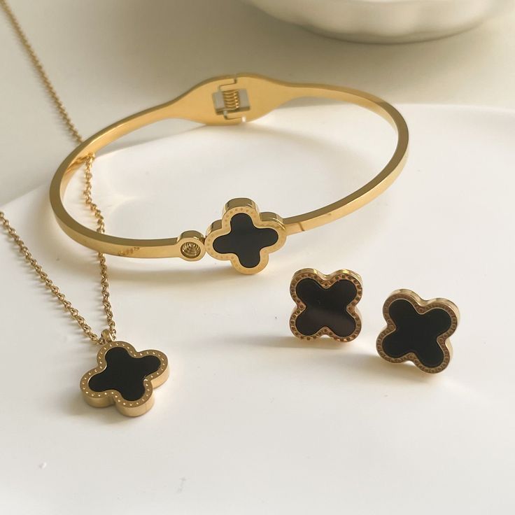 Trendy Black Clover Set