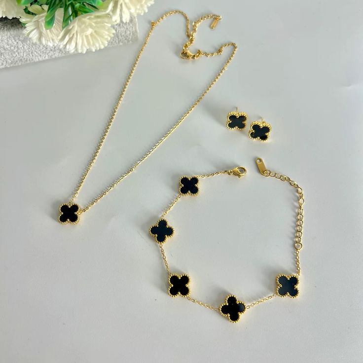 Trendy Black Clover Set